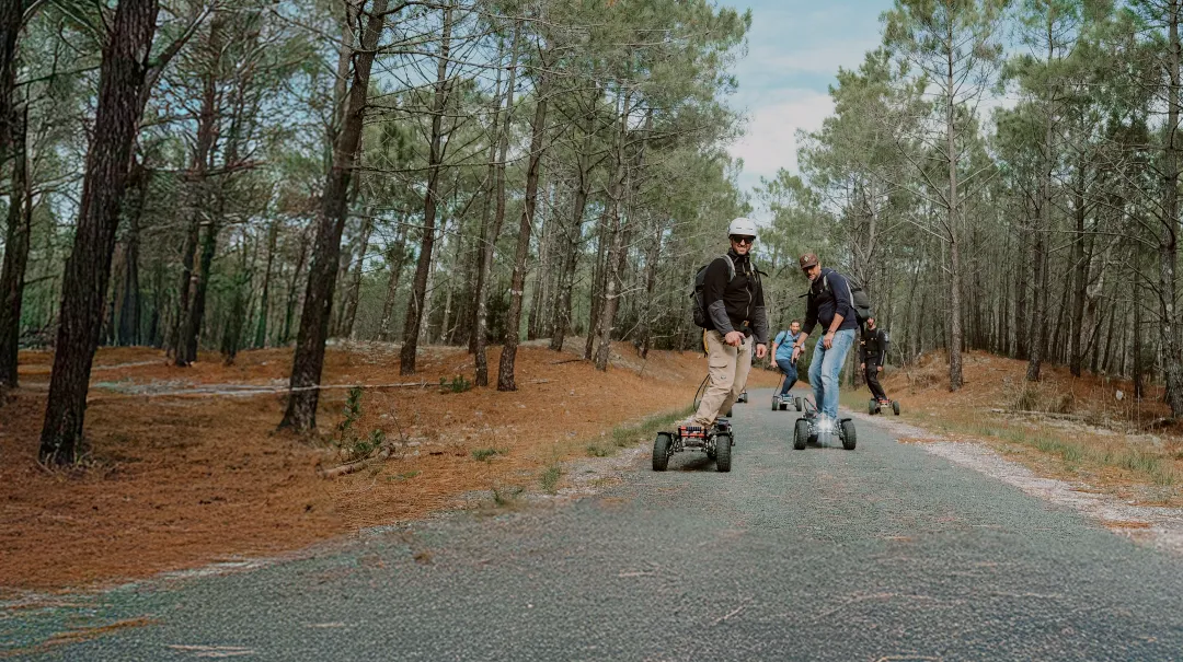 Groupe riders aventure sortie longboard électrique communauté session amis