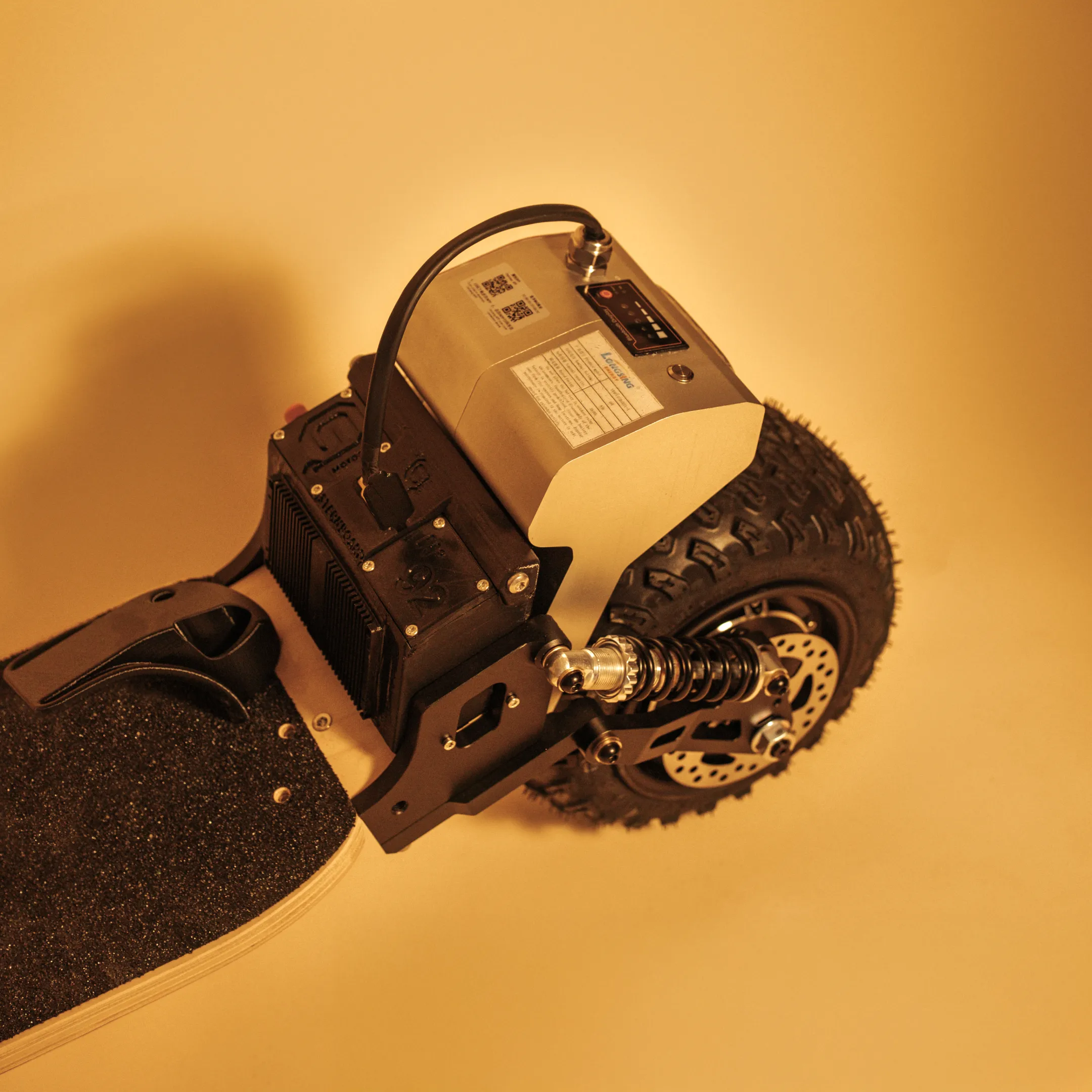 Skateboard électrique Tout-terrain, Vitesse Maximale 40 Km/h, Moteur 1650 W X 2, Escalade à 30°, Batterie 10 000 MAh Avec Télécommande, 120 X 42 X 24 Cm