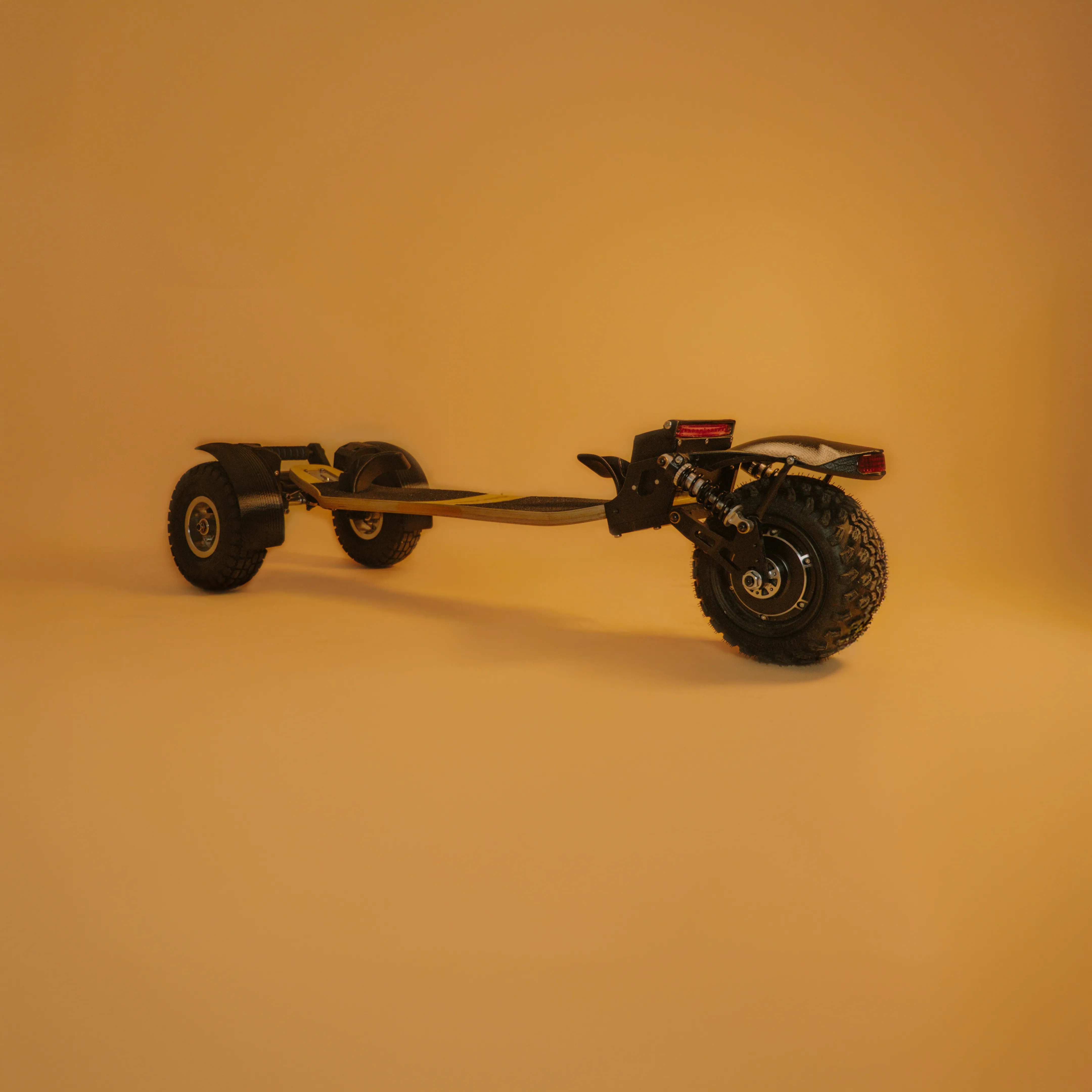 Châssis skateboard électrique Sternboard avec batterie e-mobilité intégrée et roues tout-terrain sur fond neutre