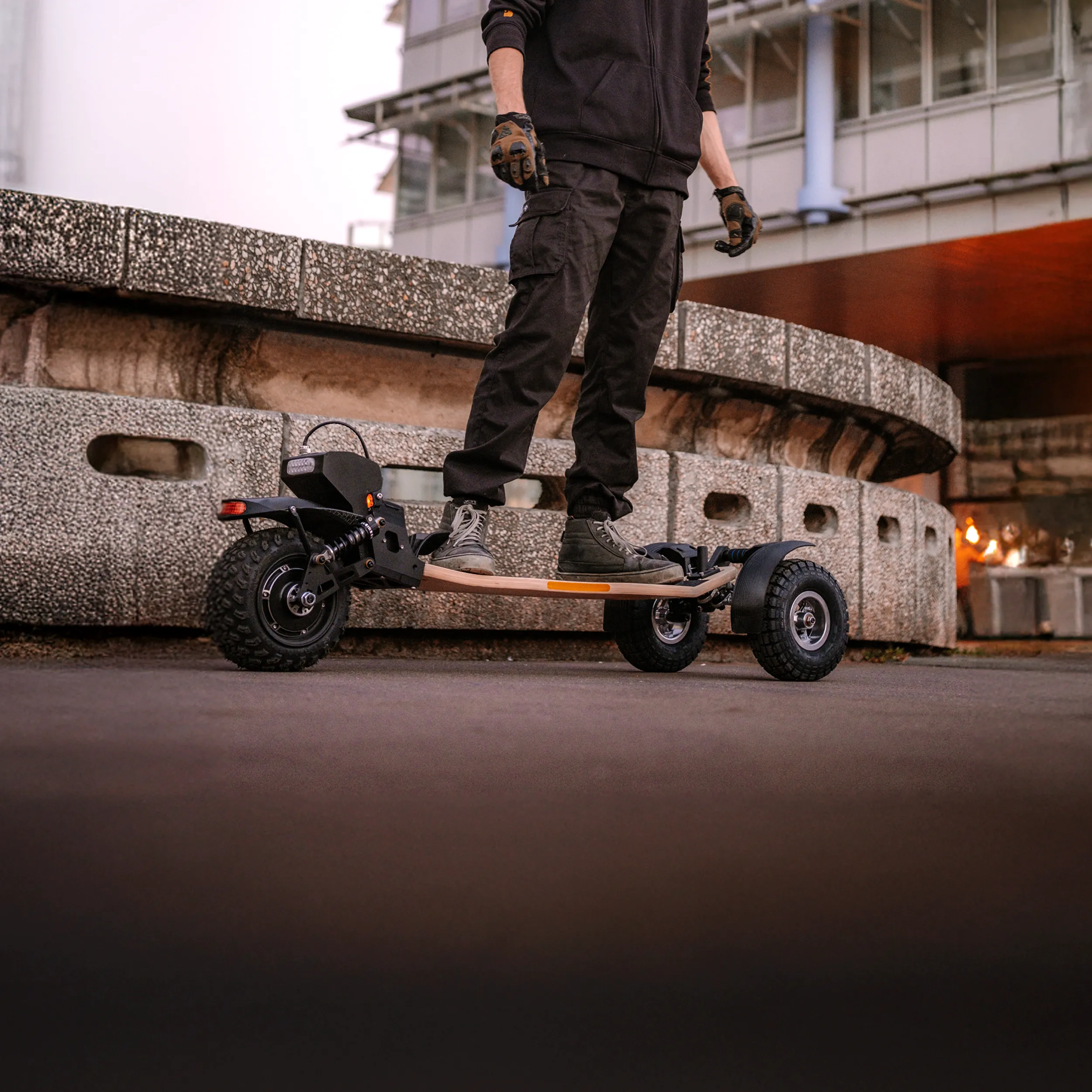 Rider Sternboard en milieu urbain contemporain de nuit avec skateboard électrique trois roues