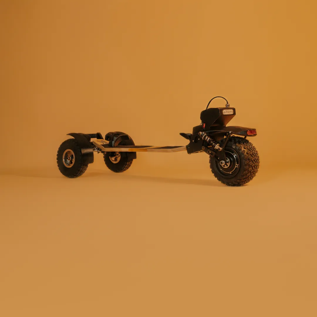 Châssis complet skateboard électrique Sternboard avec configuration trois roues tout-terrain et batterie intégrée