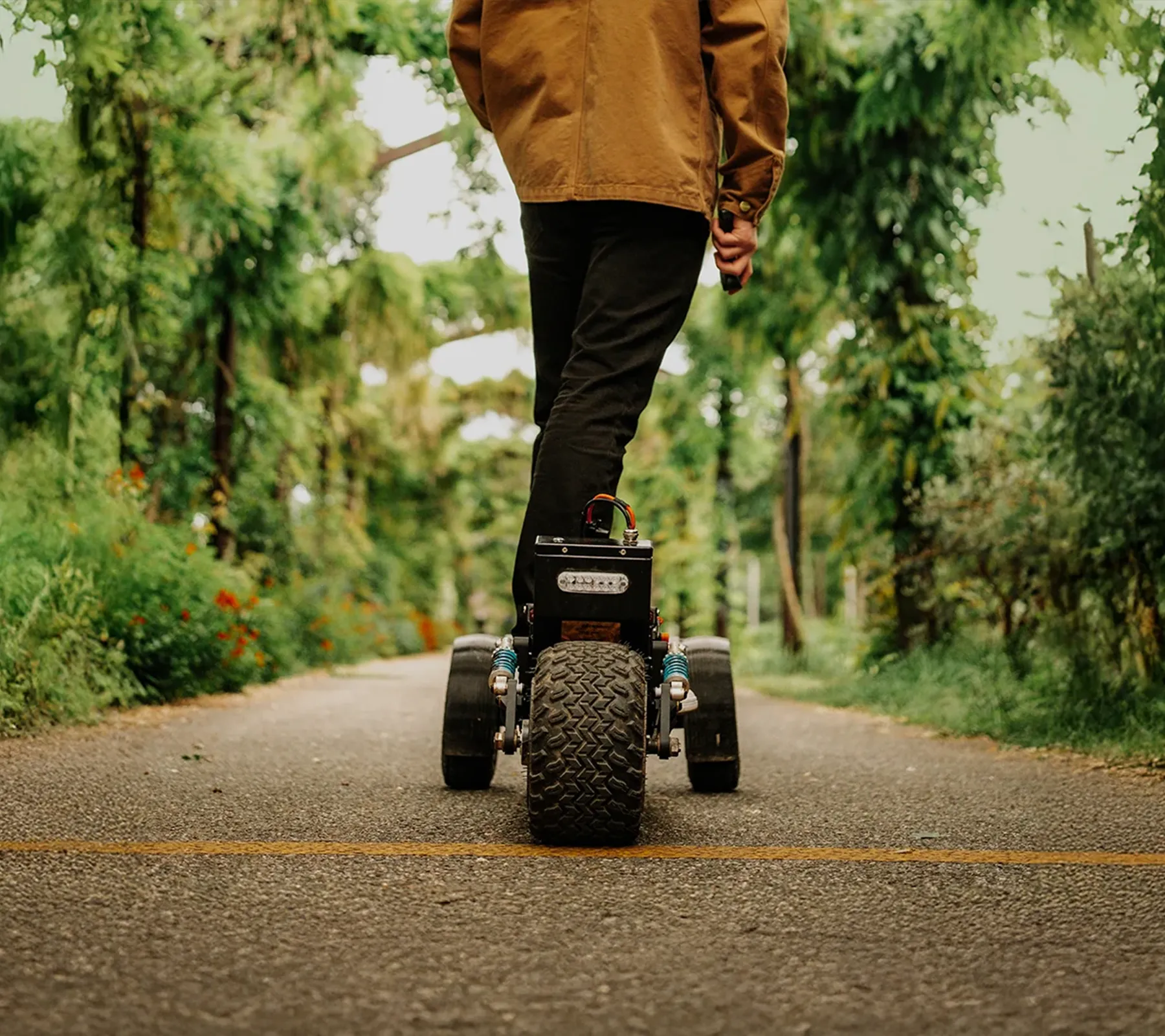 Batterie intégrée planche électrique Sternboard design épuré skateboard électrique autonomie route nature