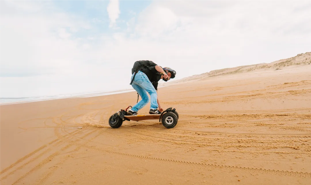 Session plage longboard électrique Sternboard sable chenille côte maritime
