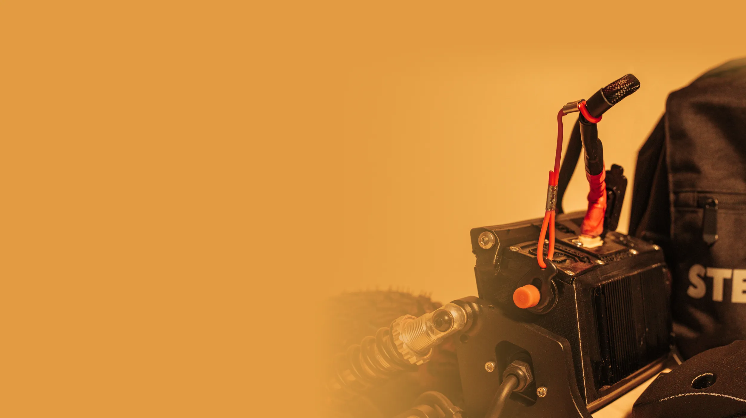 Cordon coupe-circuit rouge Sternboard kill switch système sécurité skateboard électrique ambiance dorée