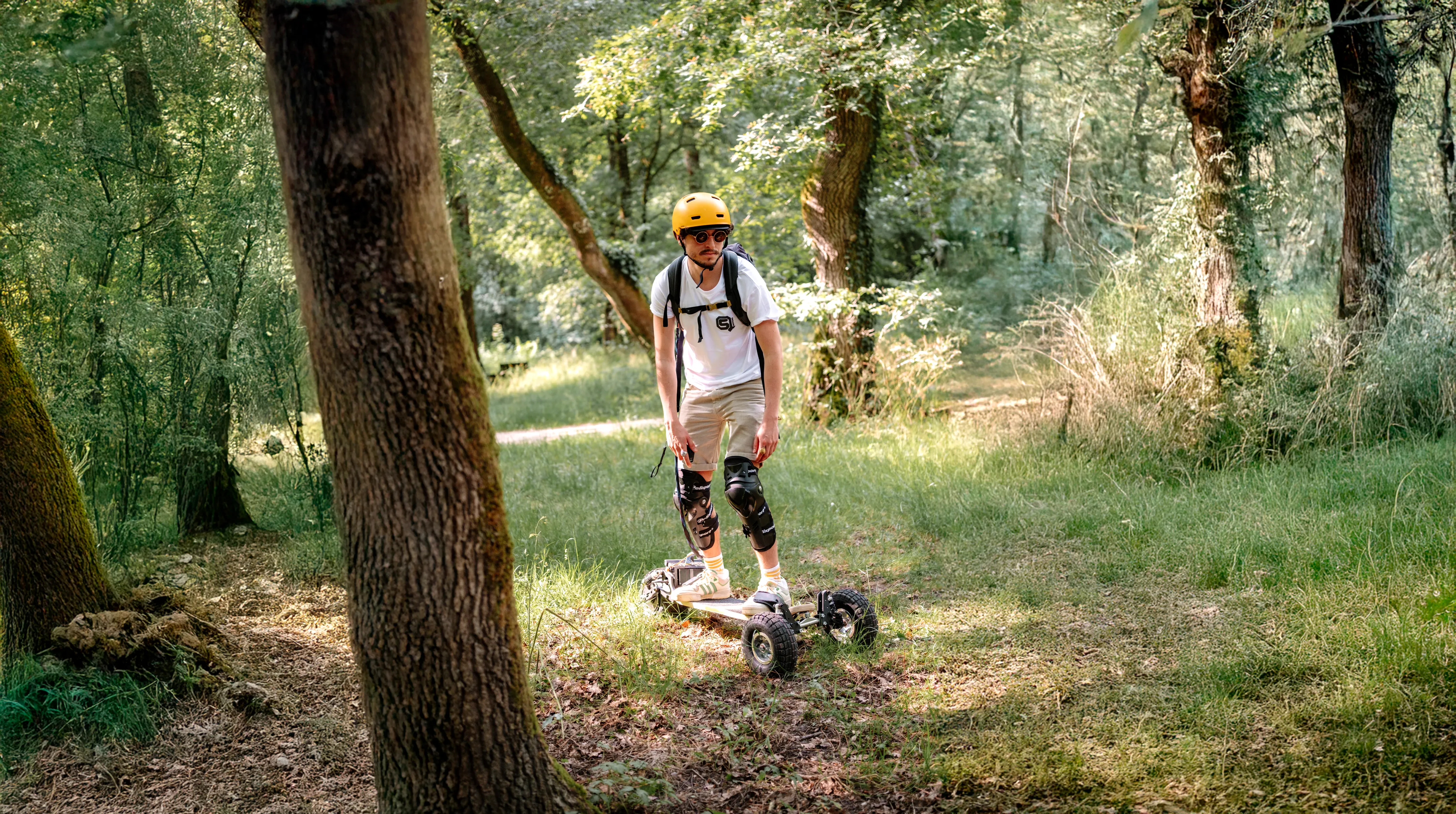 Client Sternboard exploration forêt skateboard électrique nature sentier boisé aventure