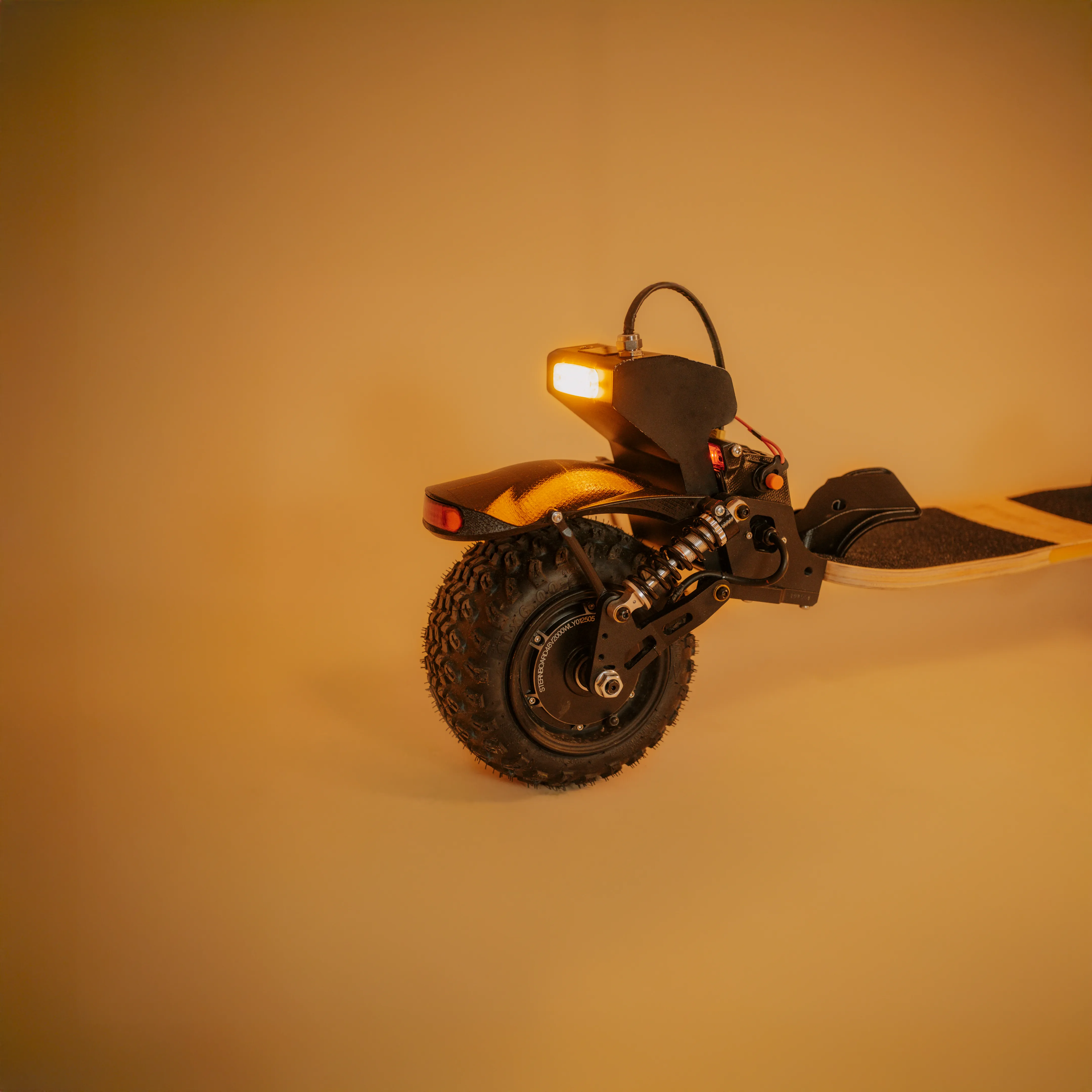 Gros plan module arrière skateboard électrique Sternboard avec éclairage LED batterie sac à dos et suspension tout-terrain