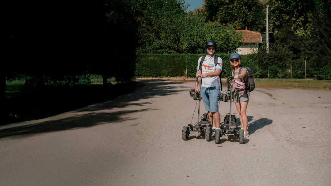 Couple différenciation longboard électrique Sternboard partage expérience mobilité duo