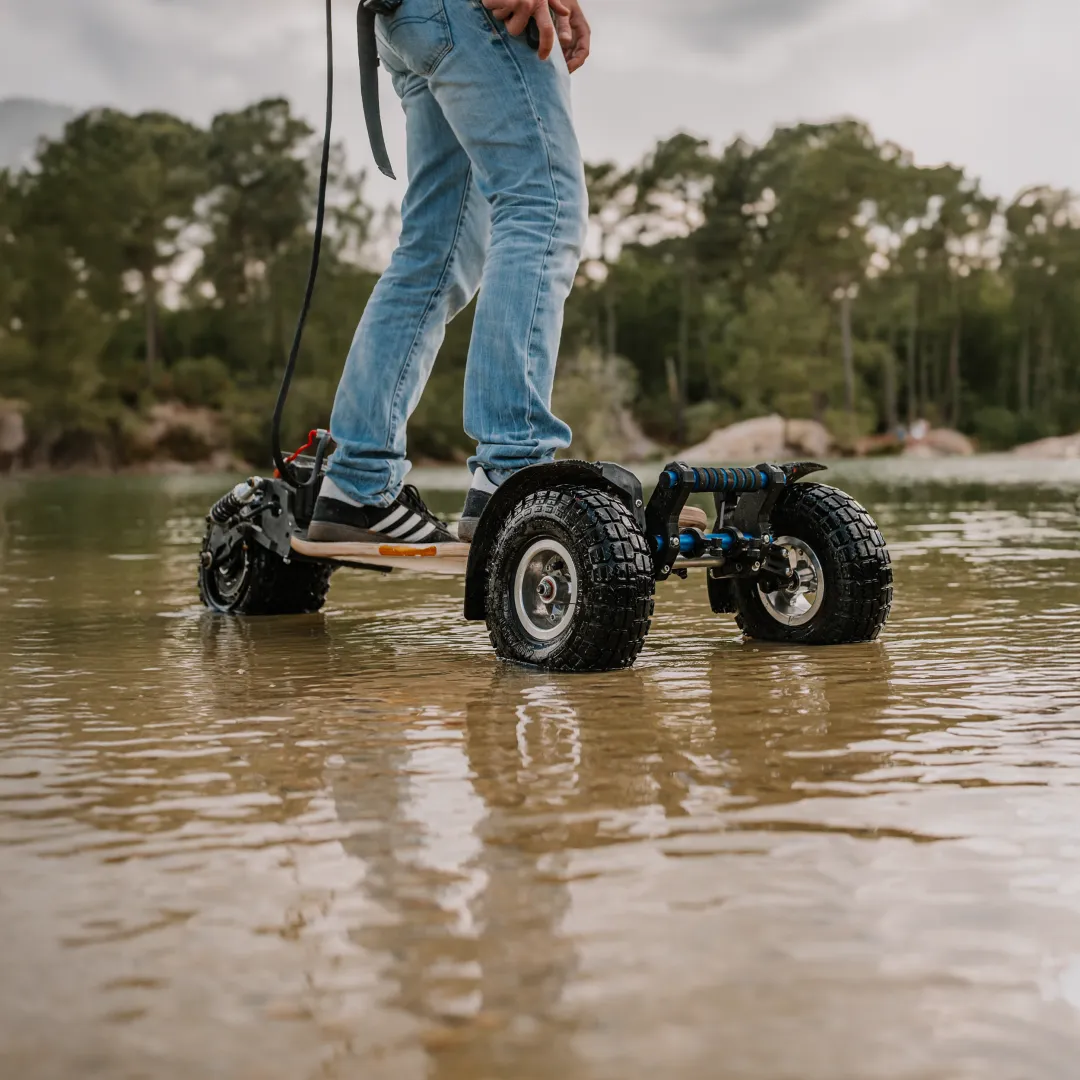 Skateboard électrique Sternboard étanche utilisé dans eau peu profonde démontrant résistance système trois roues