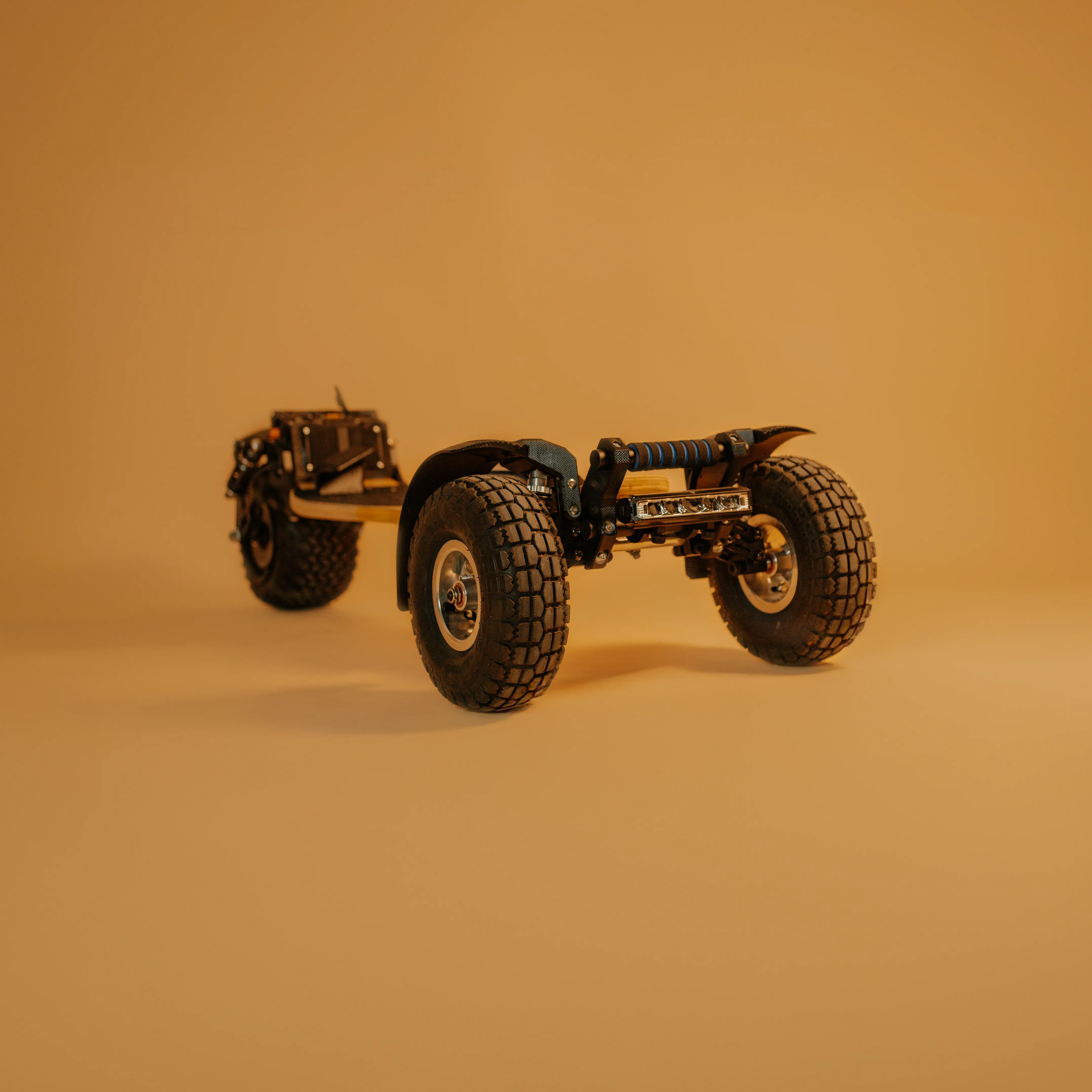 Vue de face skateboard électrique Sternboard avec configuration trois roues tout-terrain et éclairage LED avant