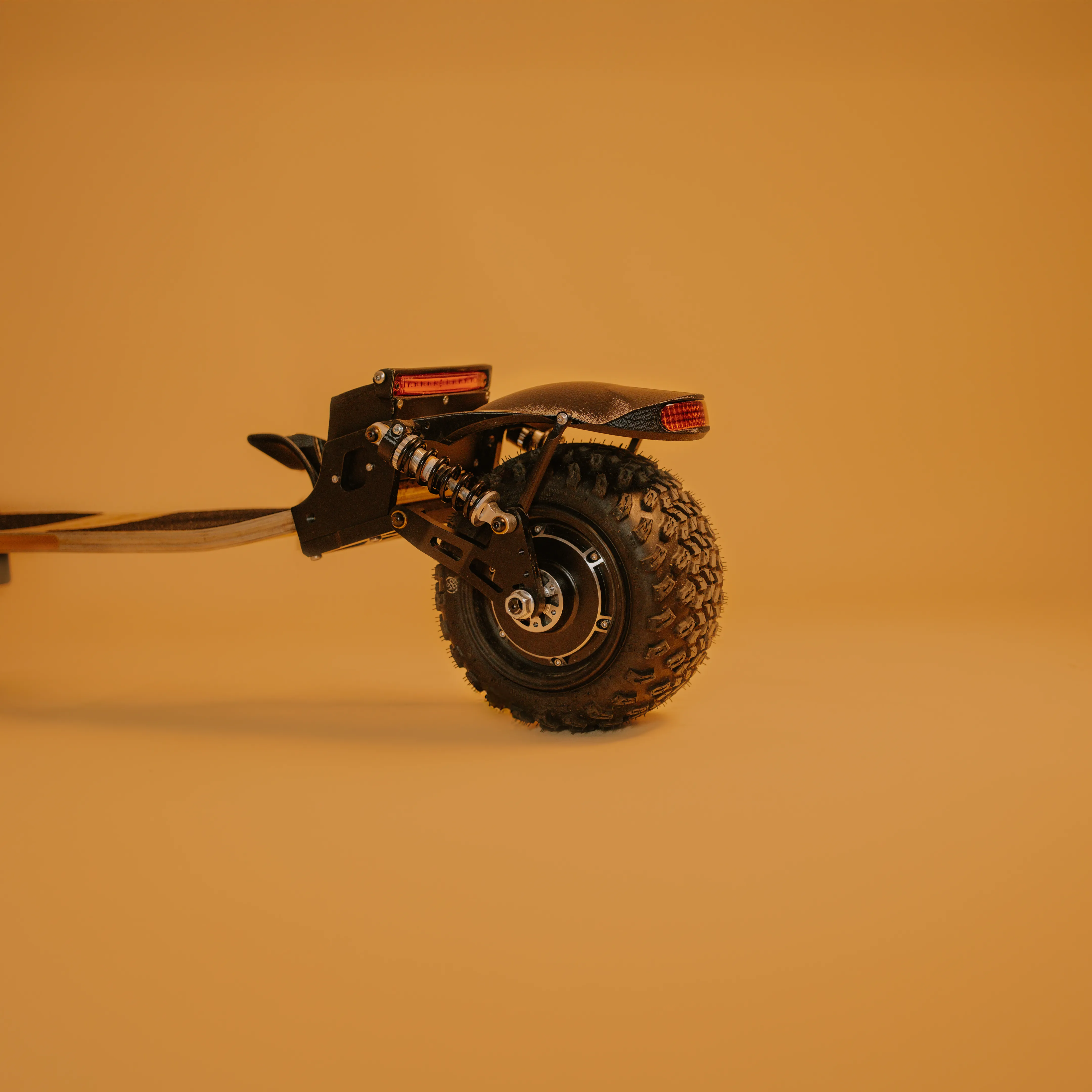 Détail garde-boue arrière skateboard électrique Sternboard avec suspension tout-terrain et éclairage LED rouge