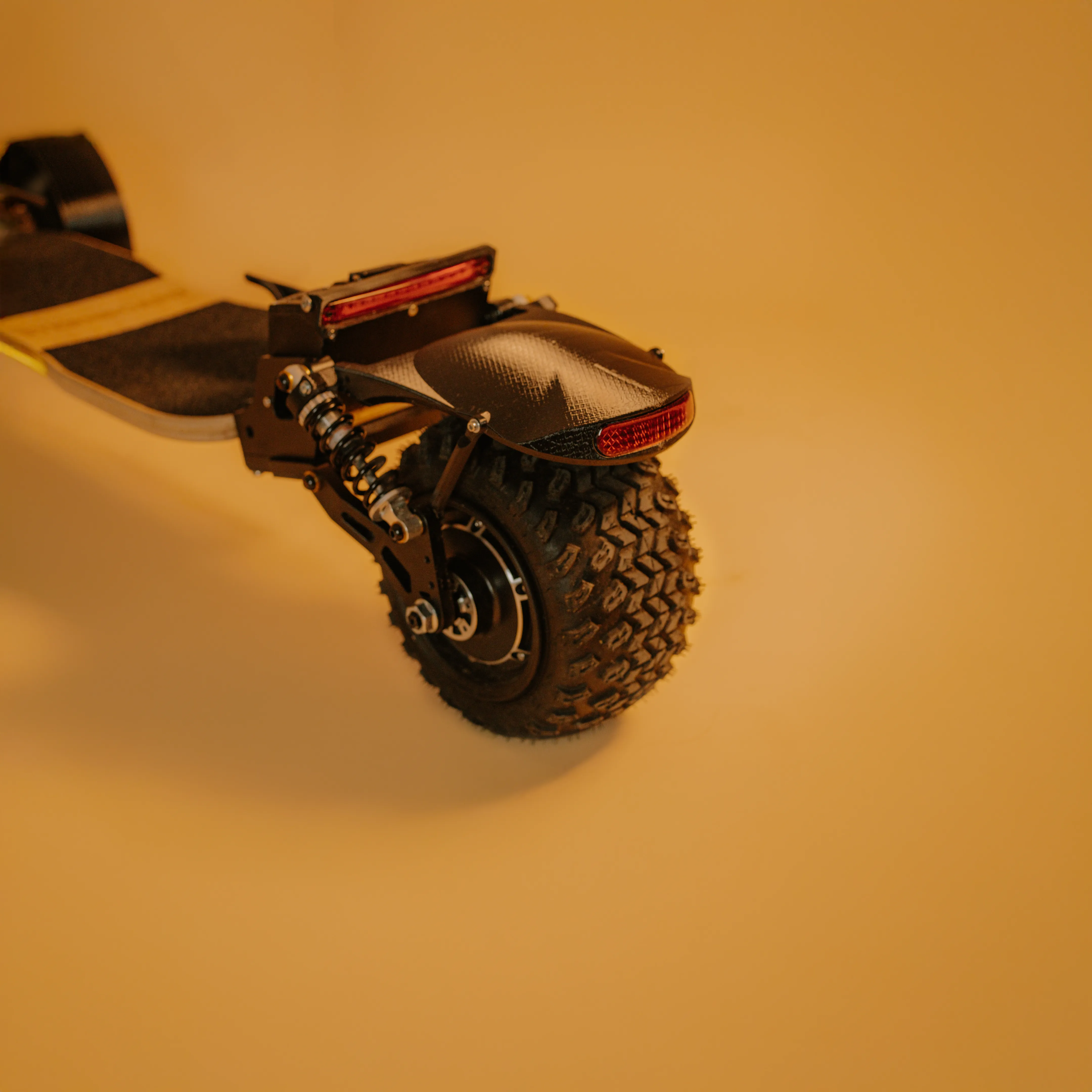 Détail module arrière Sternboard avec garde-boue carbone double éclairage LED rouge et roue tout-terrain