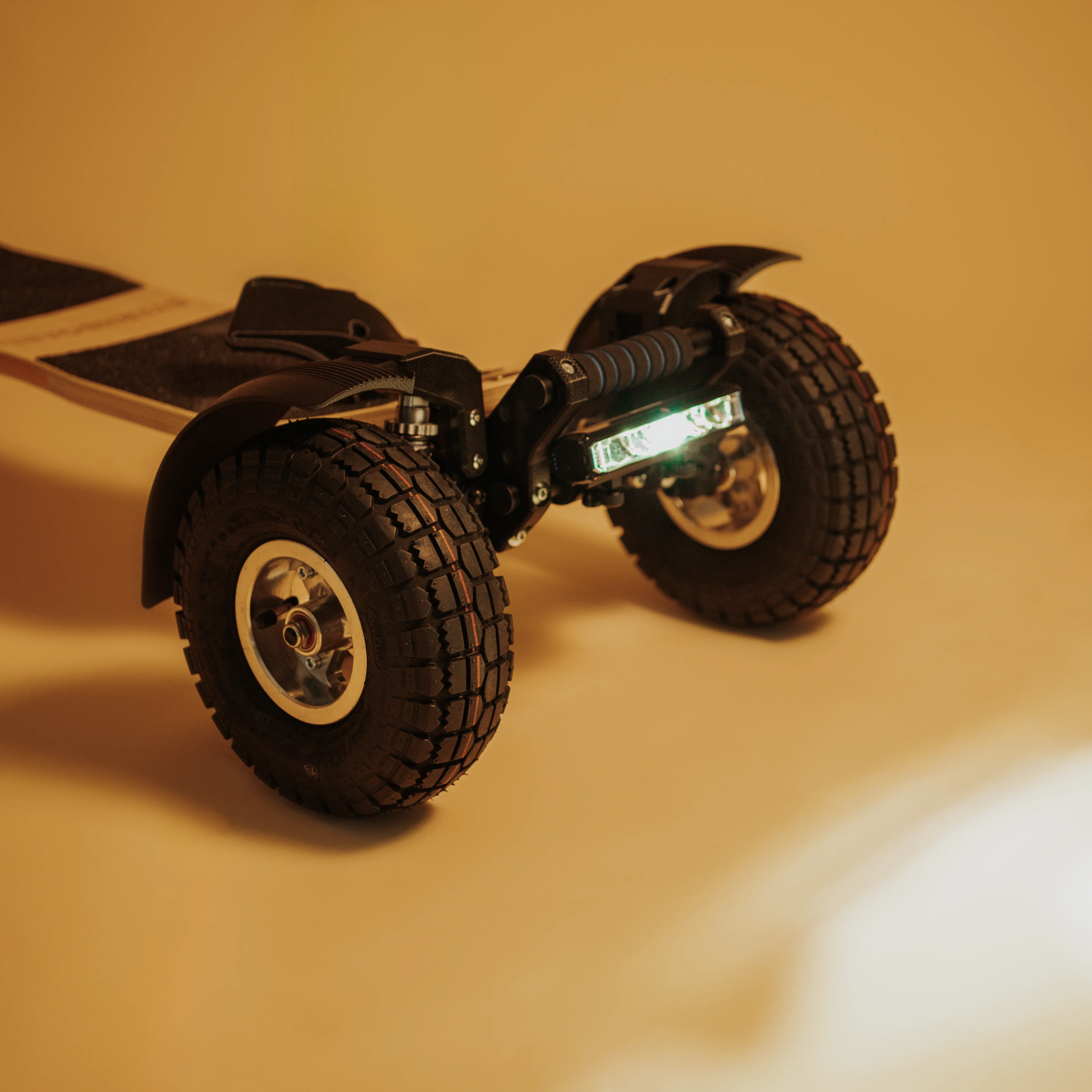 grand phare longboard électrique Sternboard monté éclairage vert mobilité électrique urbaine