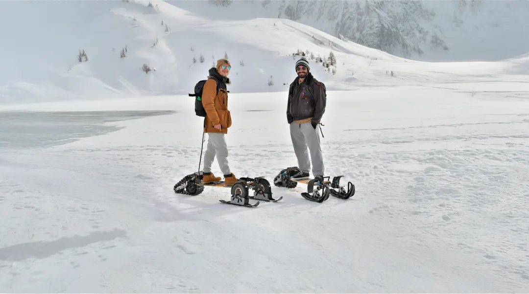 Pose randonnée hivernale skateboard électrique Sternboard neige terrain montagnard
