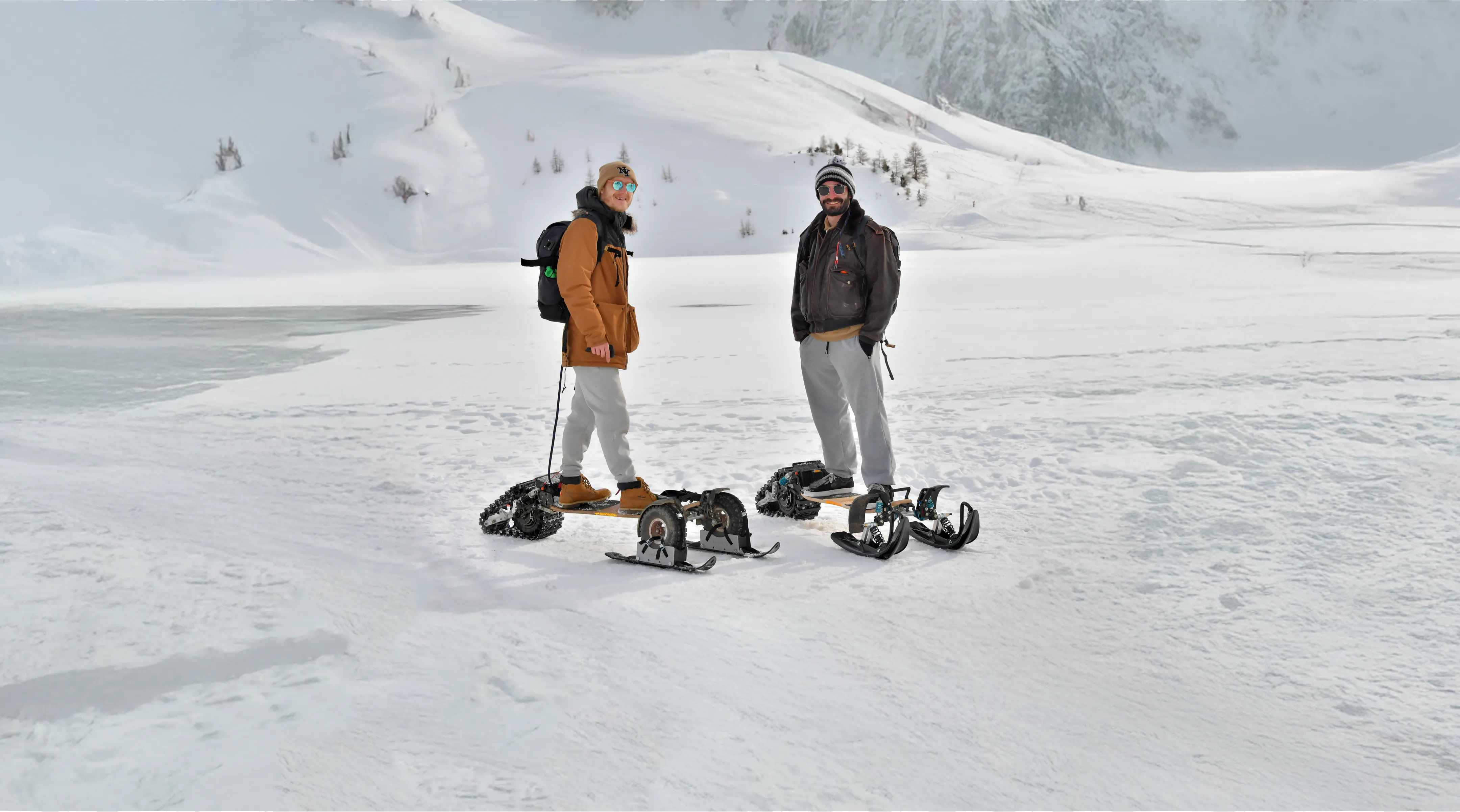 Pose randonnée hivernale skateboard électrique Sternboard neige terrain montagnard