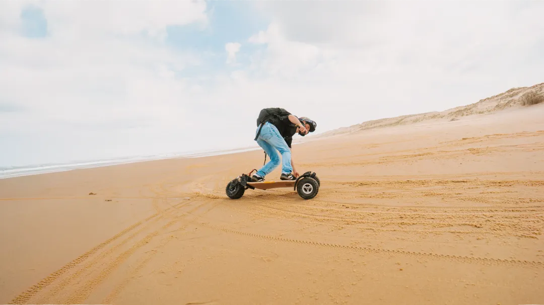 Session plage sans kit skateboard électrique Sternboard sable fin côtier