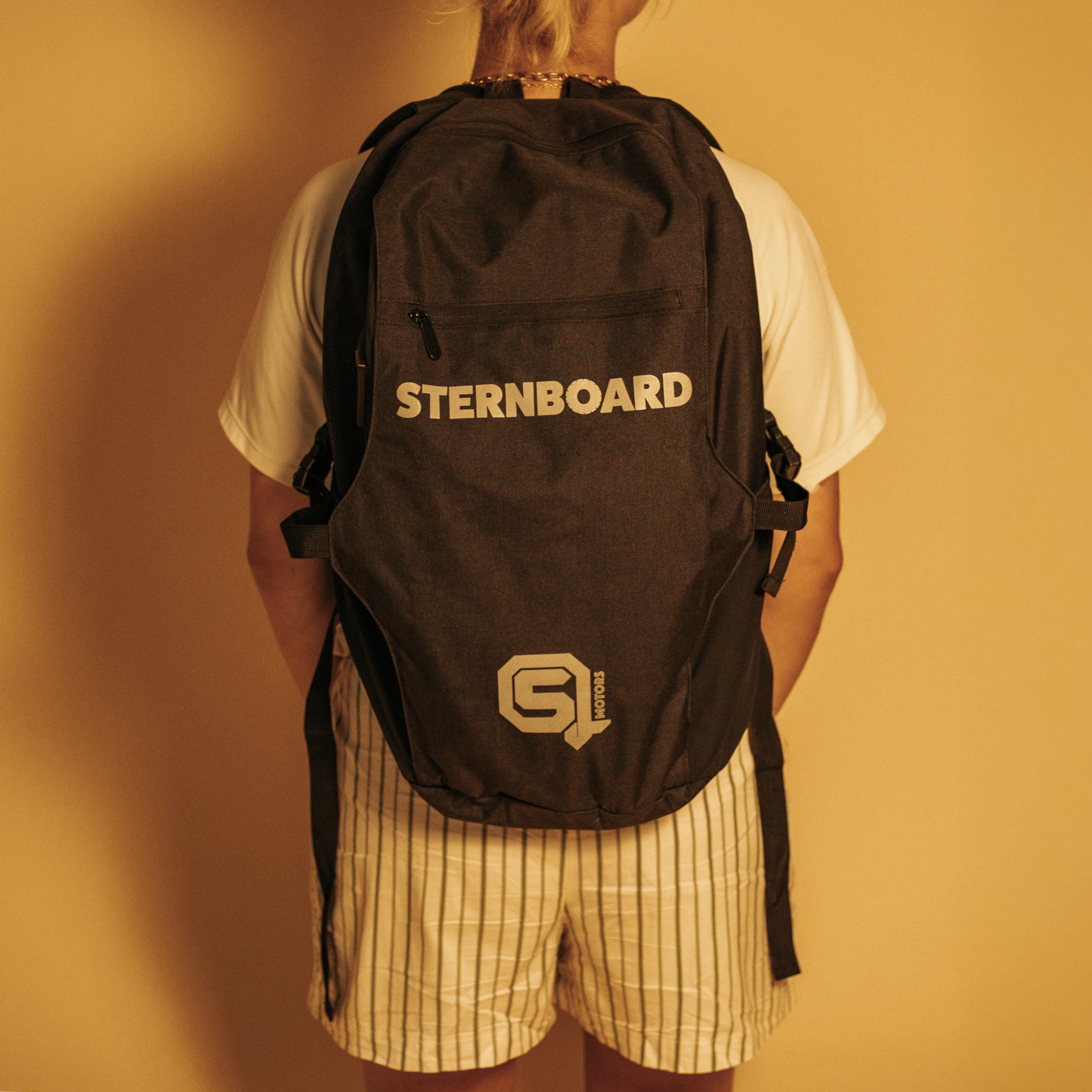 : sac à dos e-skateboard Sternboard porté face logo mobilité électrique urbaine