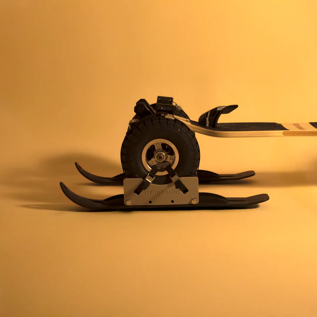 skateboard électrique Sternboard monté skis e-skateboard hiver terrain