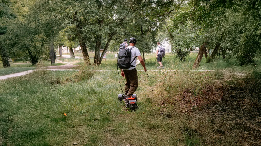 Sortie randonnée e-skateboard Sternboard loueurs service guidé découverte nature