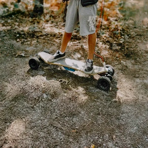 premier prototype sternboard 4 roues histoire évolution skateboard électrique français développement